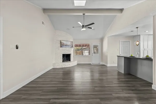 $2,700 | 15514 Diana Lane, Houston, TX 77062