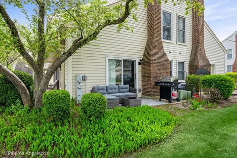 $345,000 | 2673 College Hill Circle, Schaumburg, IL 60173