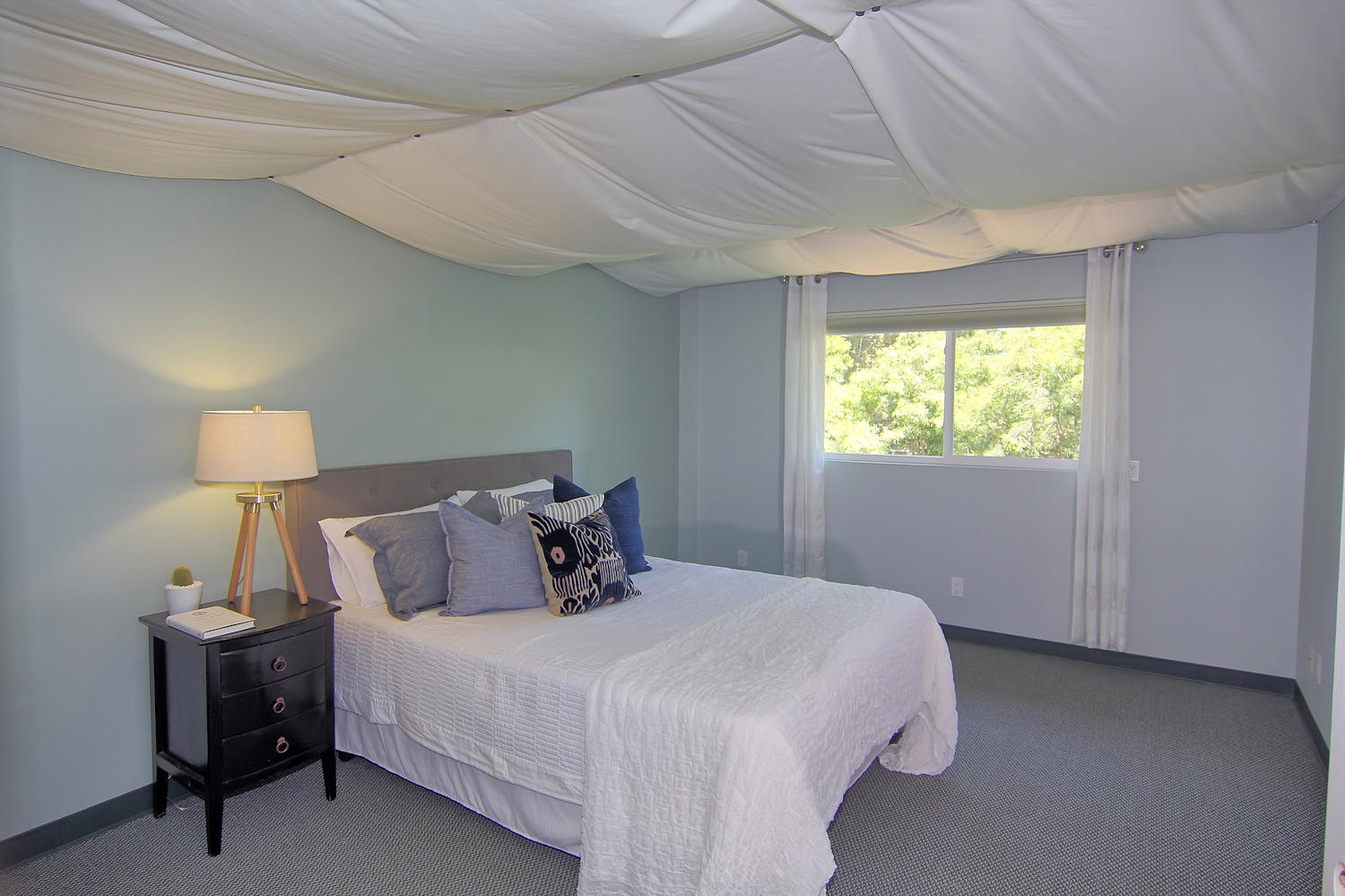 1442 South Rice Road Ojai, CA 93023 - Photo 21 of 50 a bedroom with a bed and a lamp