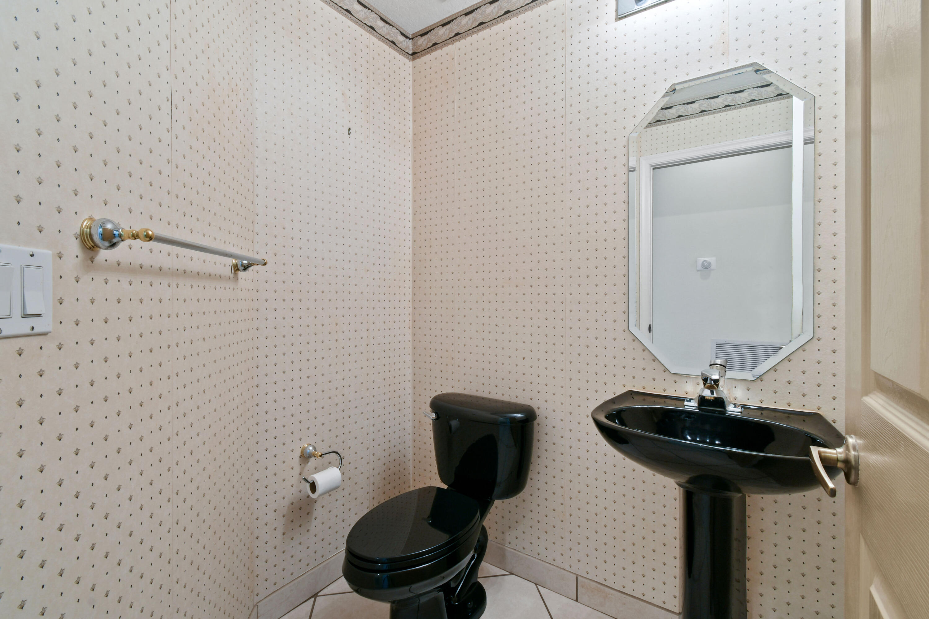 575 Scrubjay Lane Jupiter, FL 33458 - Photo 17 of 60 Half Bathroom