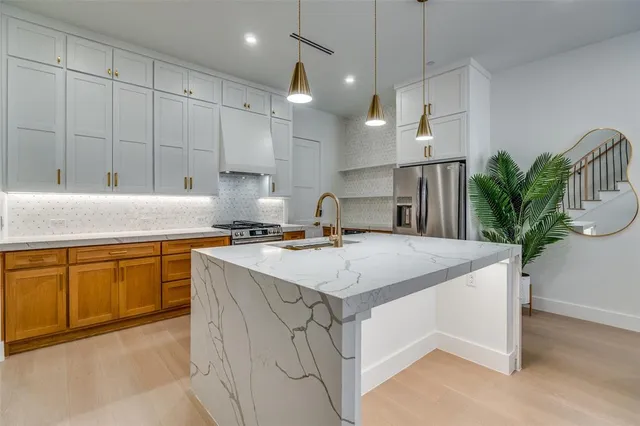 $649,900 | 708 West 10th Street, Unit 103, Dallas, TX 75208