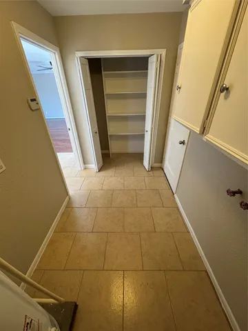 en empty room with windows and ceiling fan