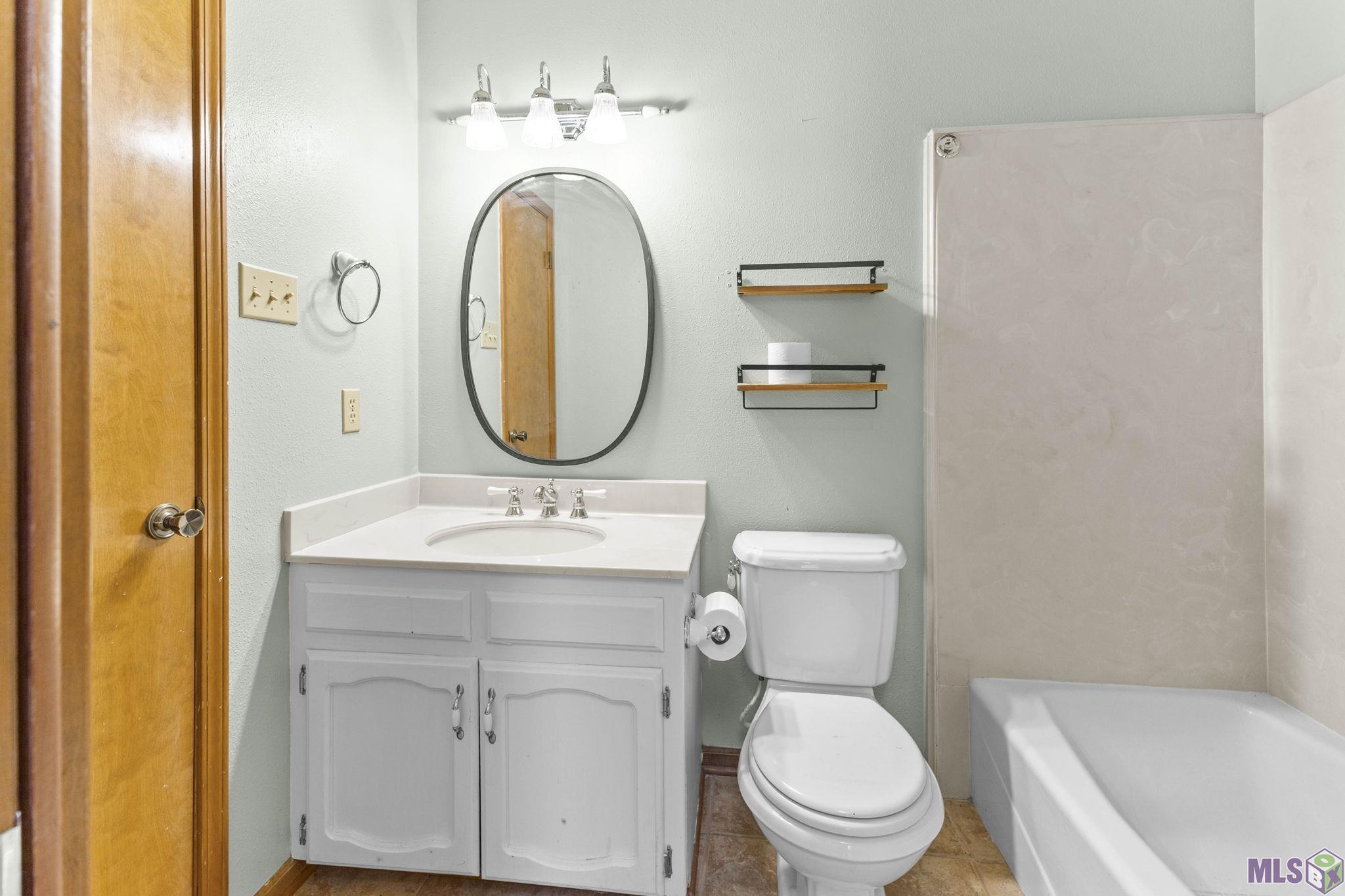 1815 Stonegate Court Baton Rouge, LA 70815 - Photo 13 of 17 Bath for 2nd Bedroom connected