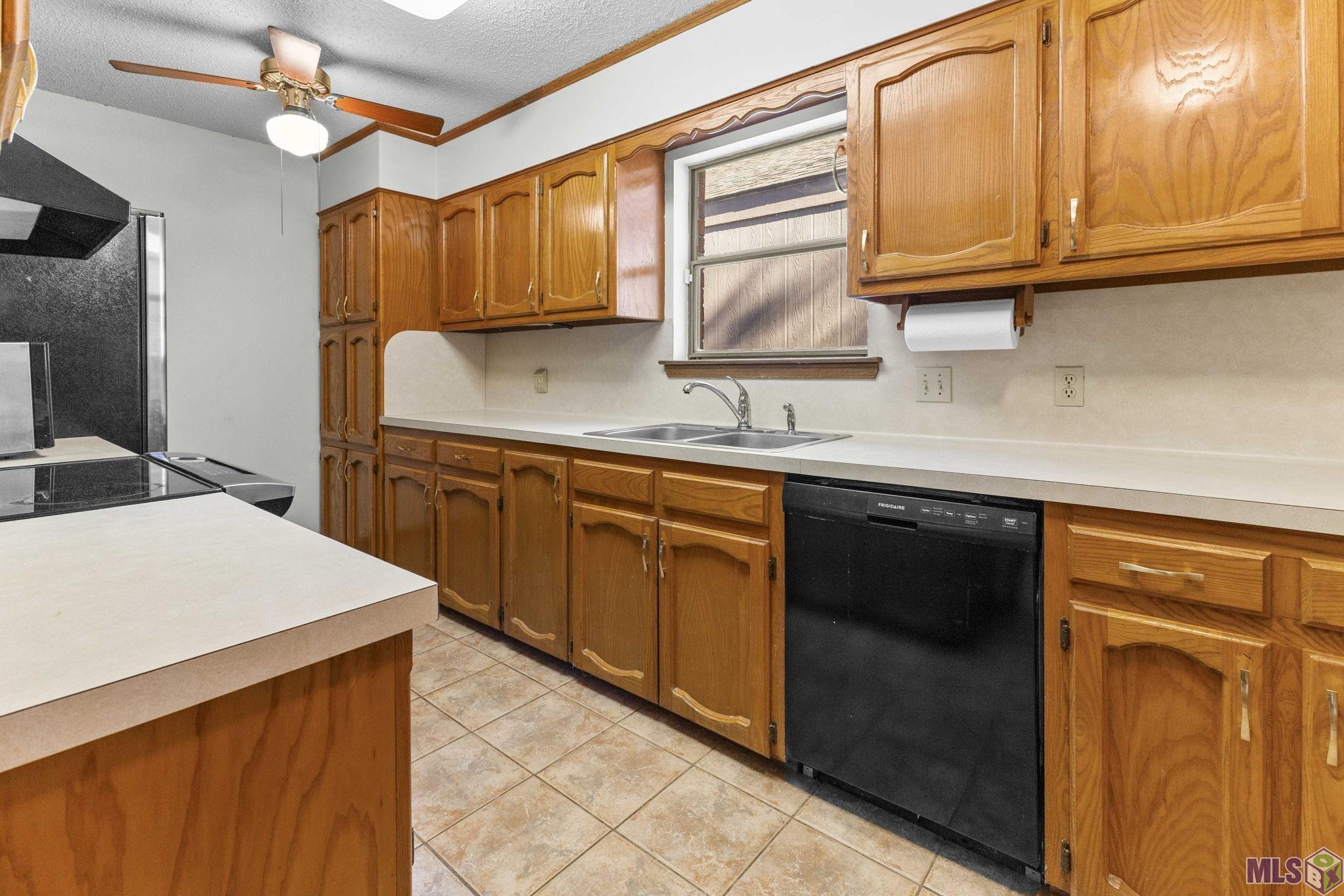 1815 Stonegate Court Baton Rouge, LA 70815 - Photo 6 of 17 Kitchen
