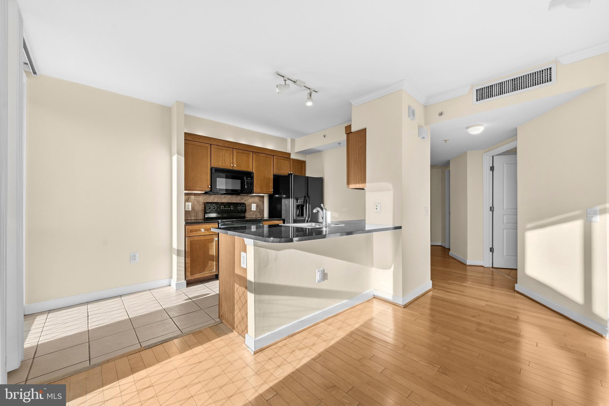 631 D Street Northwest, Unit 733 Washington, DC 20004 - Photo 4 of 100