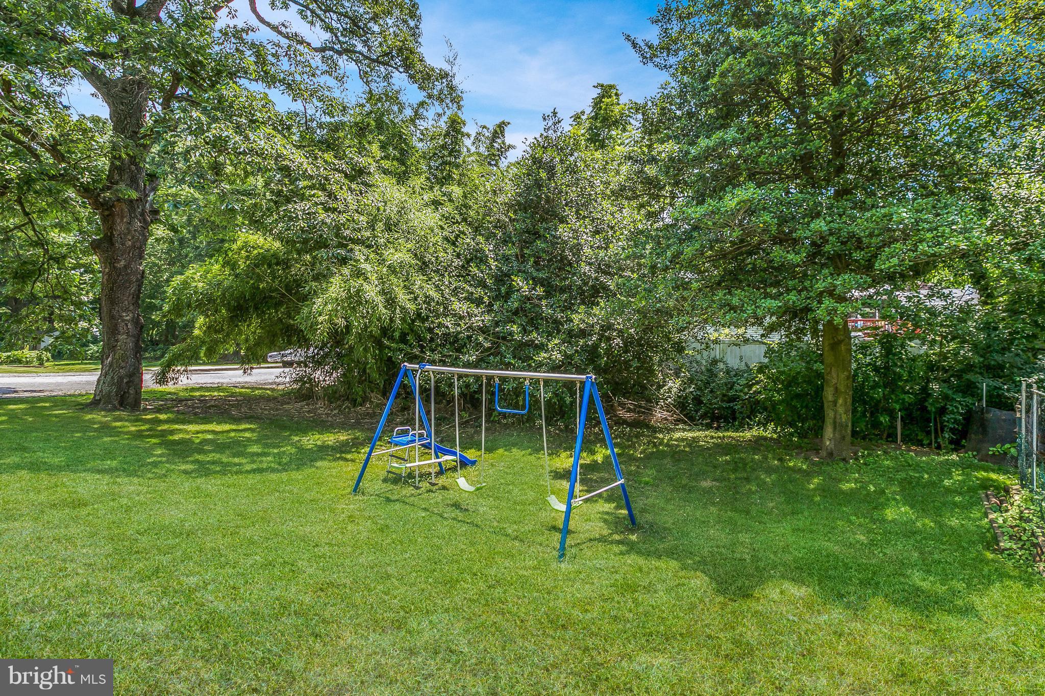 801 Woodsdale Road Baltimore, MD 21228 - Photo 25 of 29 Room to play, garden or entertain!