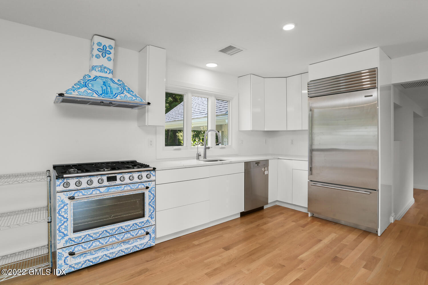609 Round Hill Road Greenwich, CT 06831 - Photo 8 of 25 a kitchen with granite countertop a stove and a refrigerator