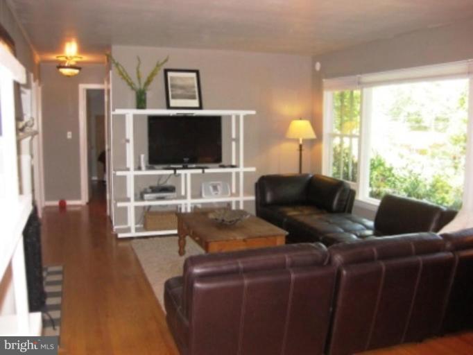 7024 Coventry Road Alexandria, VA 22306 - Photo 3 of 18 Living Room