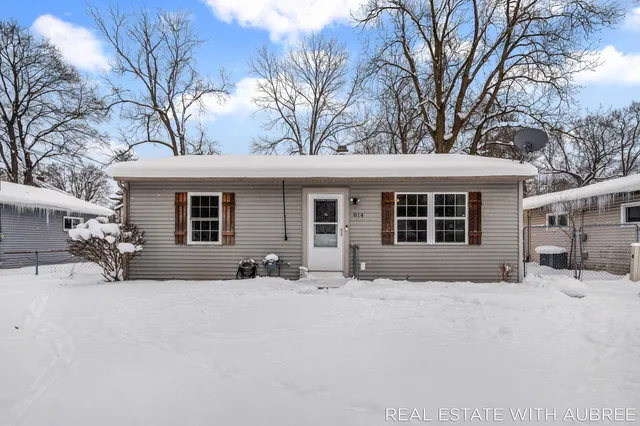 $199,900 | 814 Woolsey Drive Southwest, Grand Rapids, MI 49503