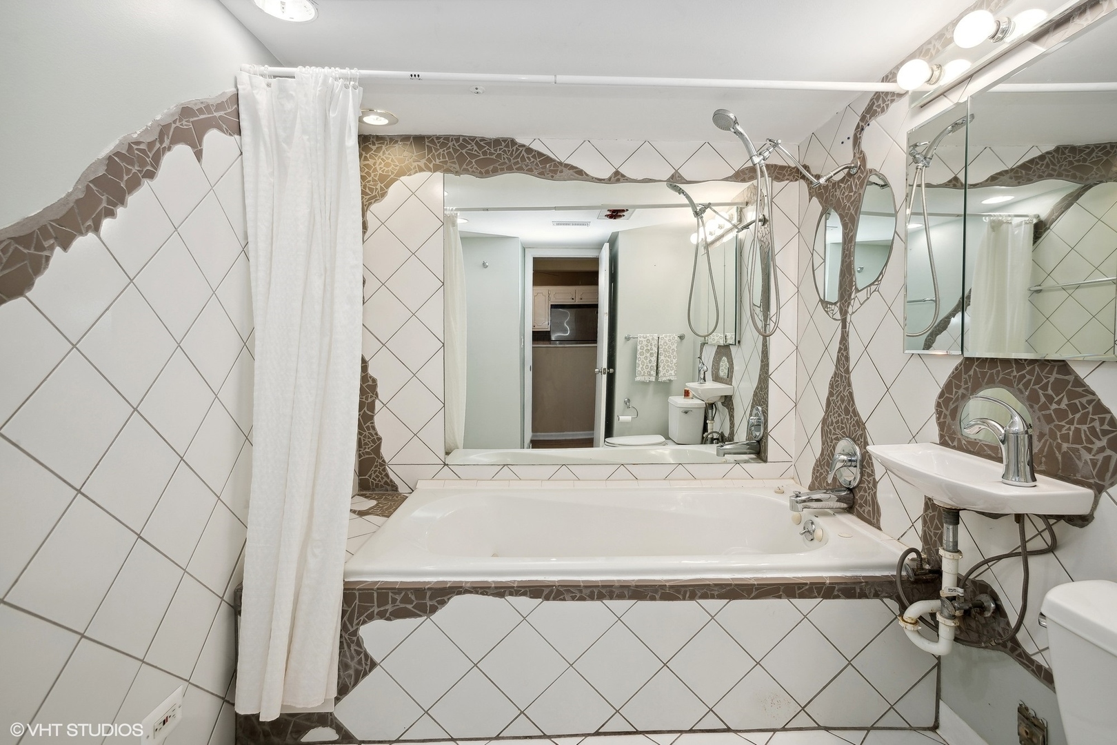 9624 West Higgins Road, Unit 3FN Rosemont, IL 60018 - Photo 8 of 12 a bathroom with a sink and a mirror