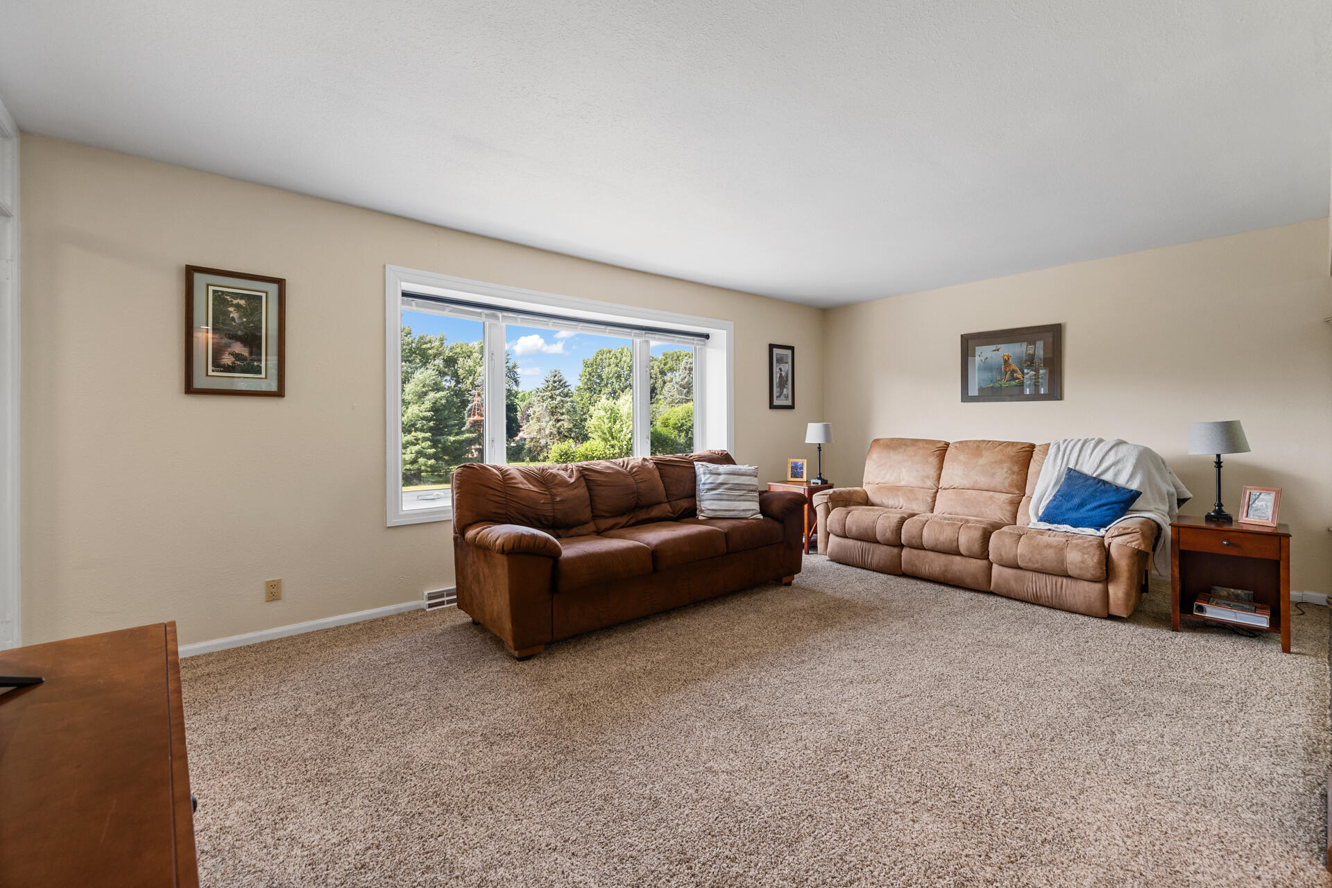 W250S4461 Center Road Waukesha, WI 53189 - Photo 23 of 36 Living Room