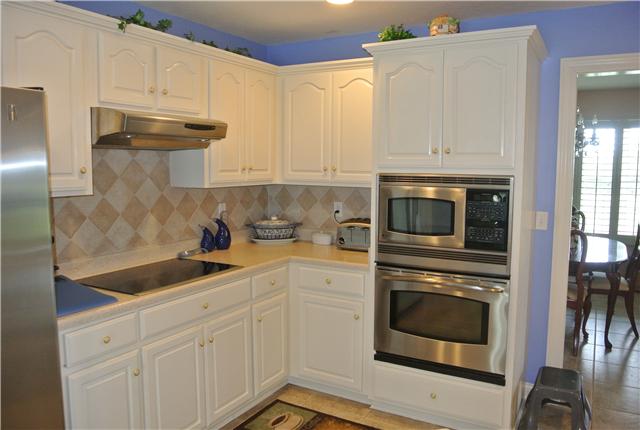1622 Rock Bridge Road Bethpage, TN 37022 - Photo 7 of 20 Tiled BackSplash-Stainless Appli'ncs-FlatSurface Range Top-Compactor,too