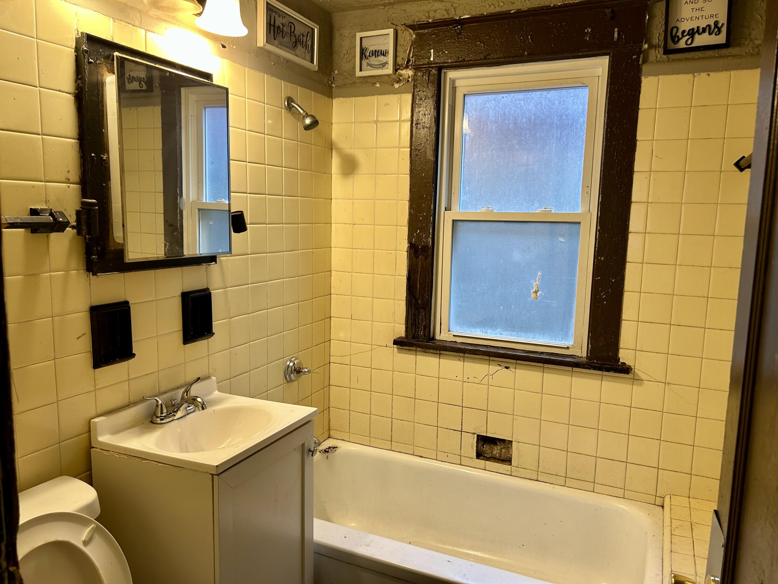 3017 North 28th Street Milwaukee, WI 53210 - Photo 14 of 18 Bathroom