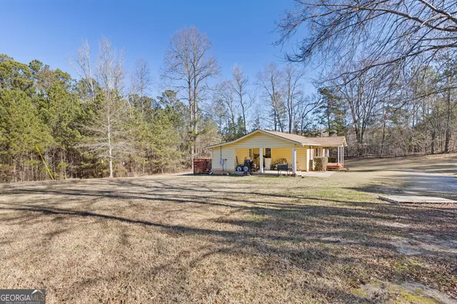 a view of yard with green space