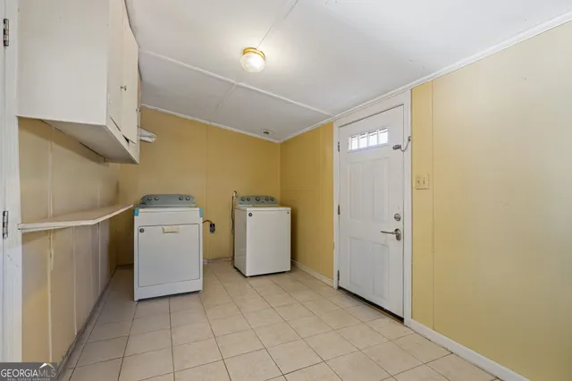 a view of a storage & utility room with dryer and washer