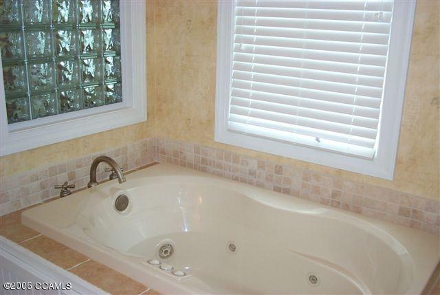567 Coral Ridge Road Pine Knoll Shores, NC 28512 - Photo 16 of 29 PRINCIPAL BATH WHIRLPOOL