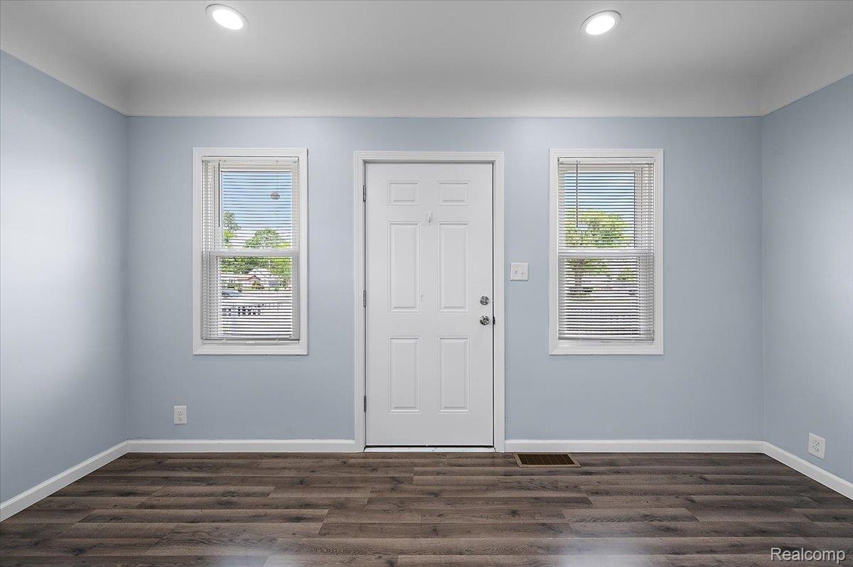233 West 11 Mile Road Madison Heights, MI 48071 - Photo 4 of 44 Welcome In
