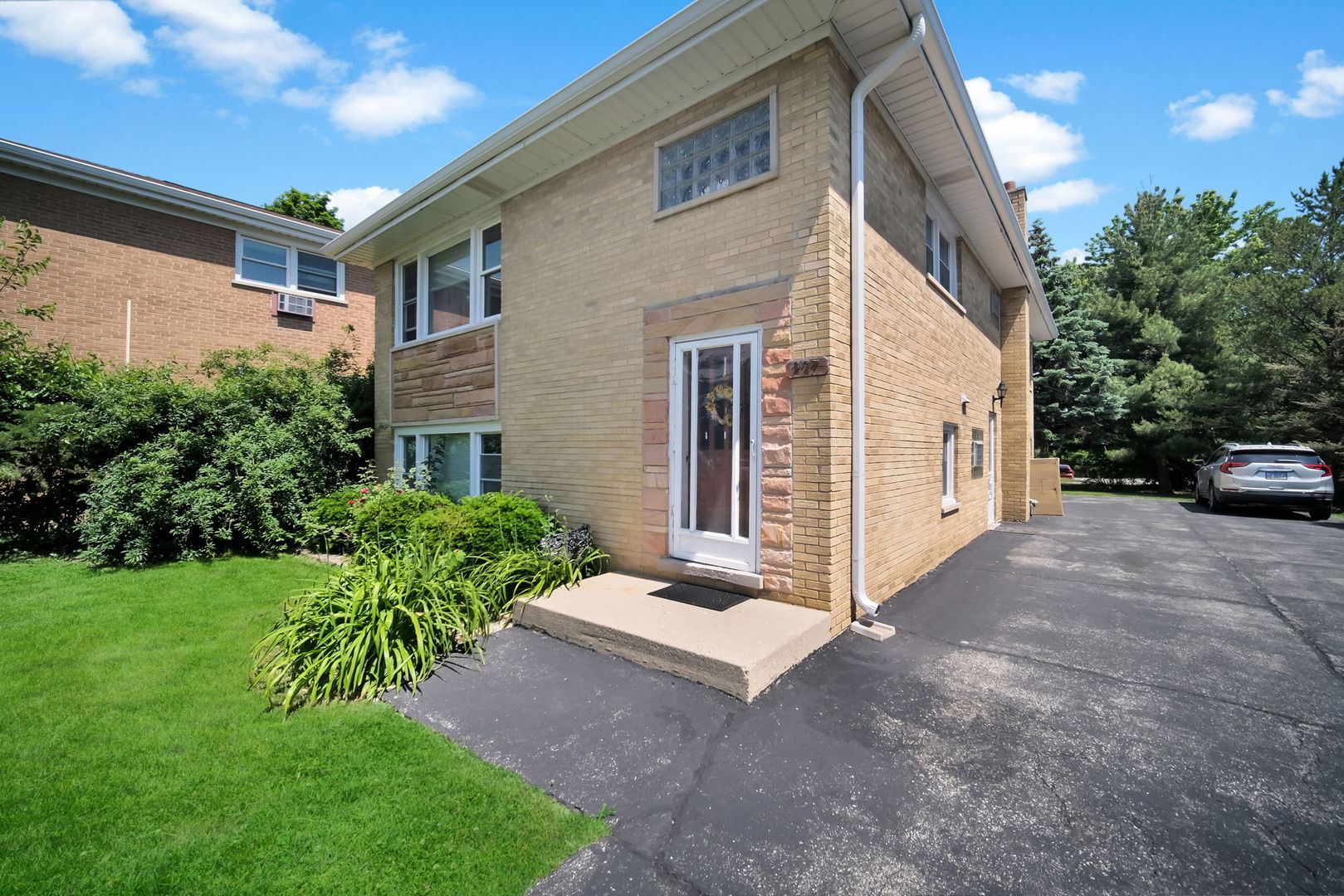 227 Hale Street Addison, IL 60101 - Photo 3 of 43