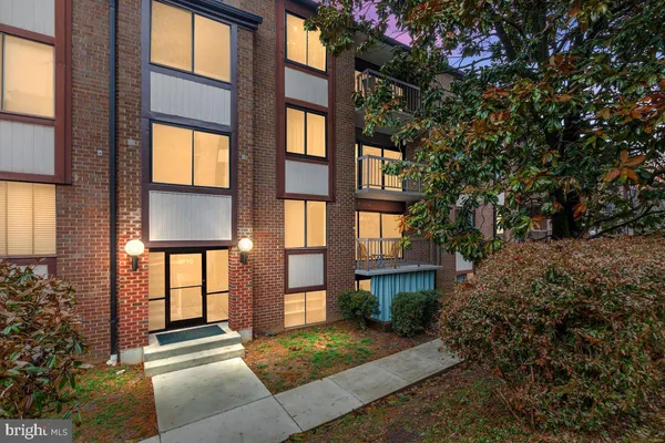 $269,900 | 9710 Kingsbridge Drive, Unit 104, Fairfax, VA 22031