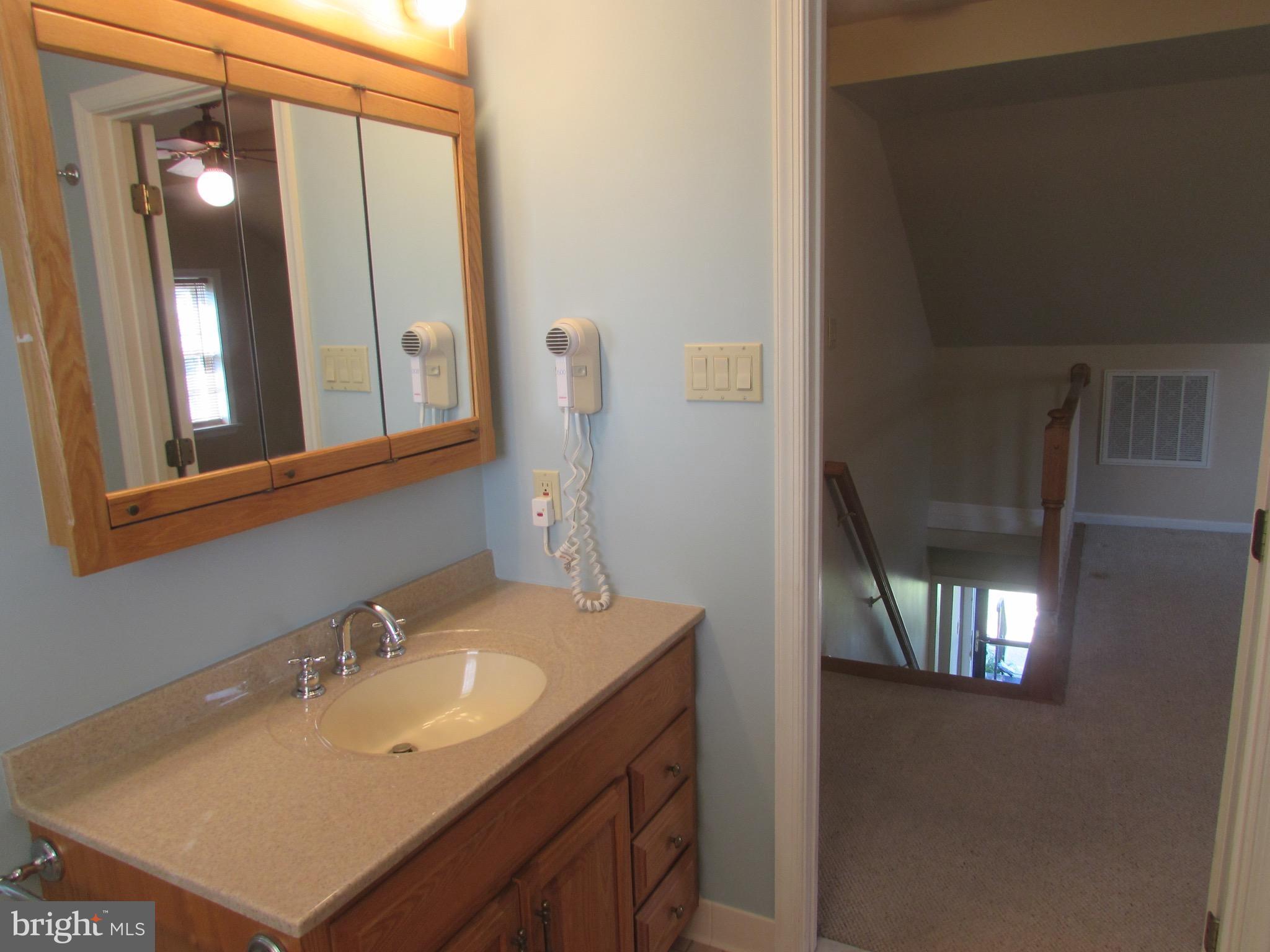 7 Tanglewood Road Catonsville, MD 21228 - Photo 17 of 27 Large vanity and a roomy space!