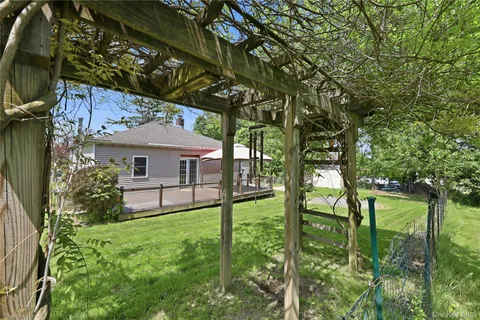 a view of a house with backyard