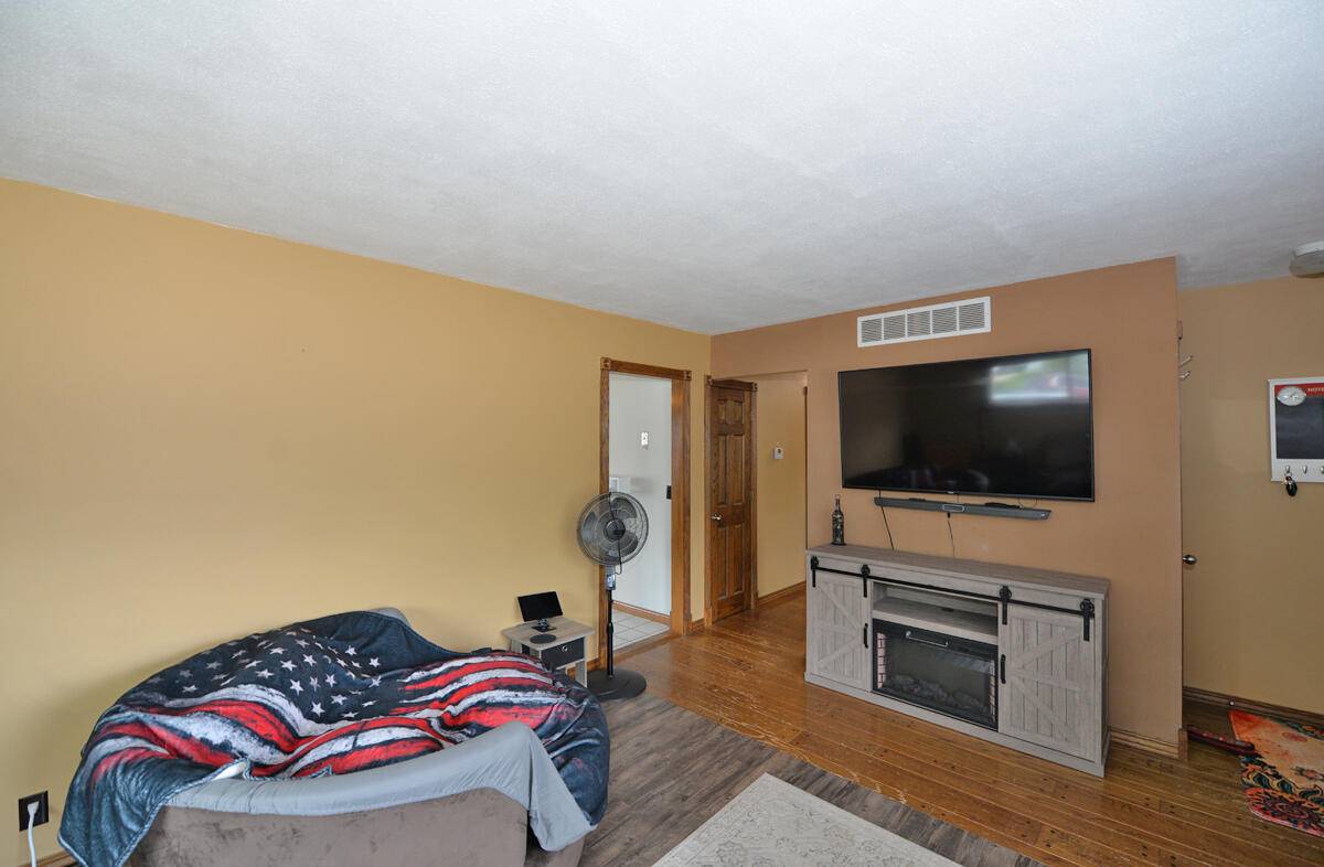 4320 Byrd Avenue Racine, WI 53405 - Photo 6 of 26 103
