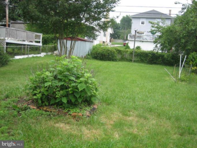 3913 Ridgecroft Road Baltimore, MD 21206 - Photo 3 of 14 Back yard
