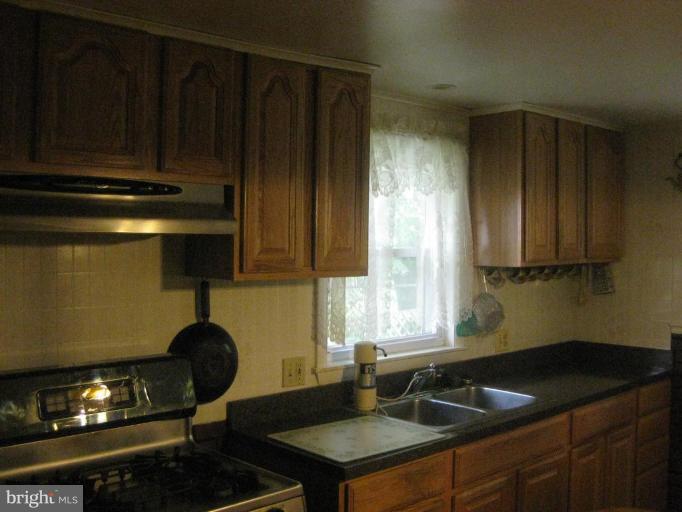 3913 Ridgecroft Road Baltimore, MD 21206 - Photo 7 of 14 Kitchen