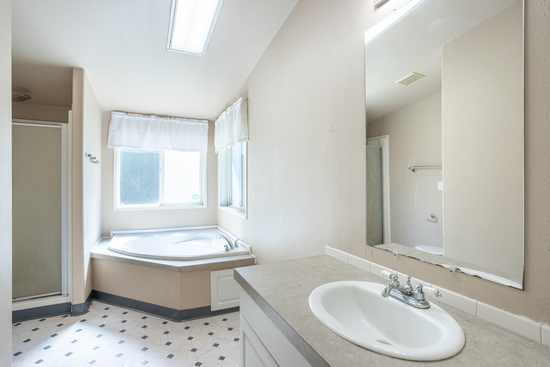 3360 Balls Ferry Road Cottonwood, CA 96022 - Photo 14 of 26 Bathroom