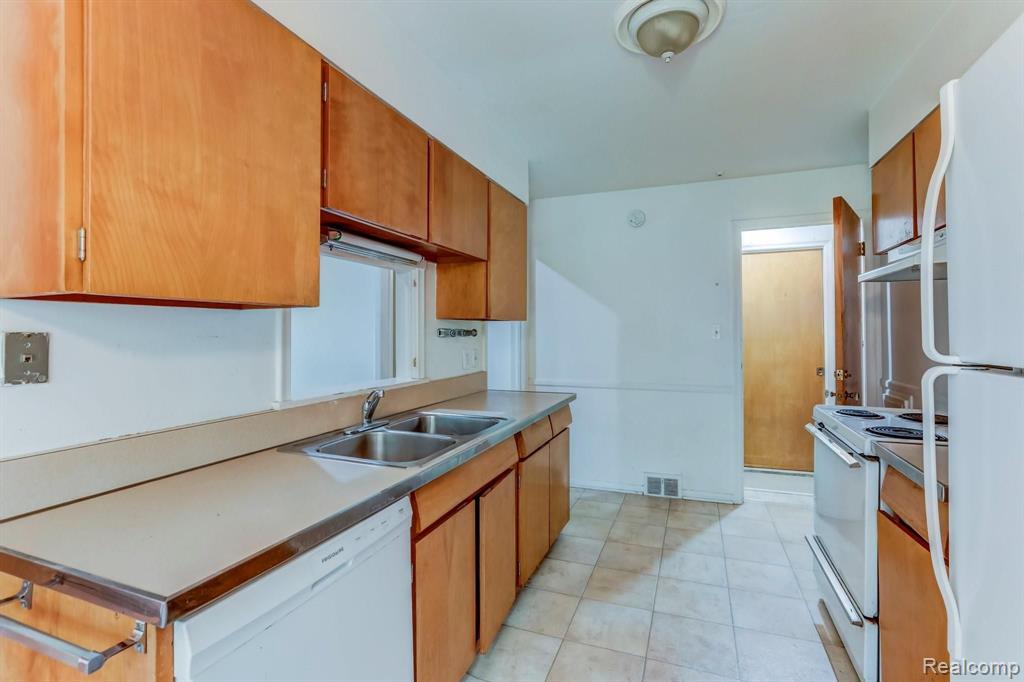 29531 Fall River Road Southfield, MI 48076 - Photo 9 of 25