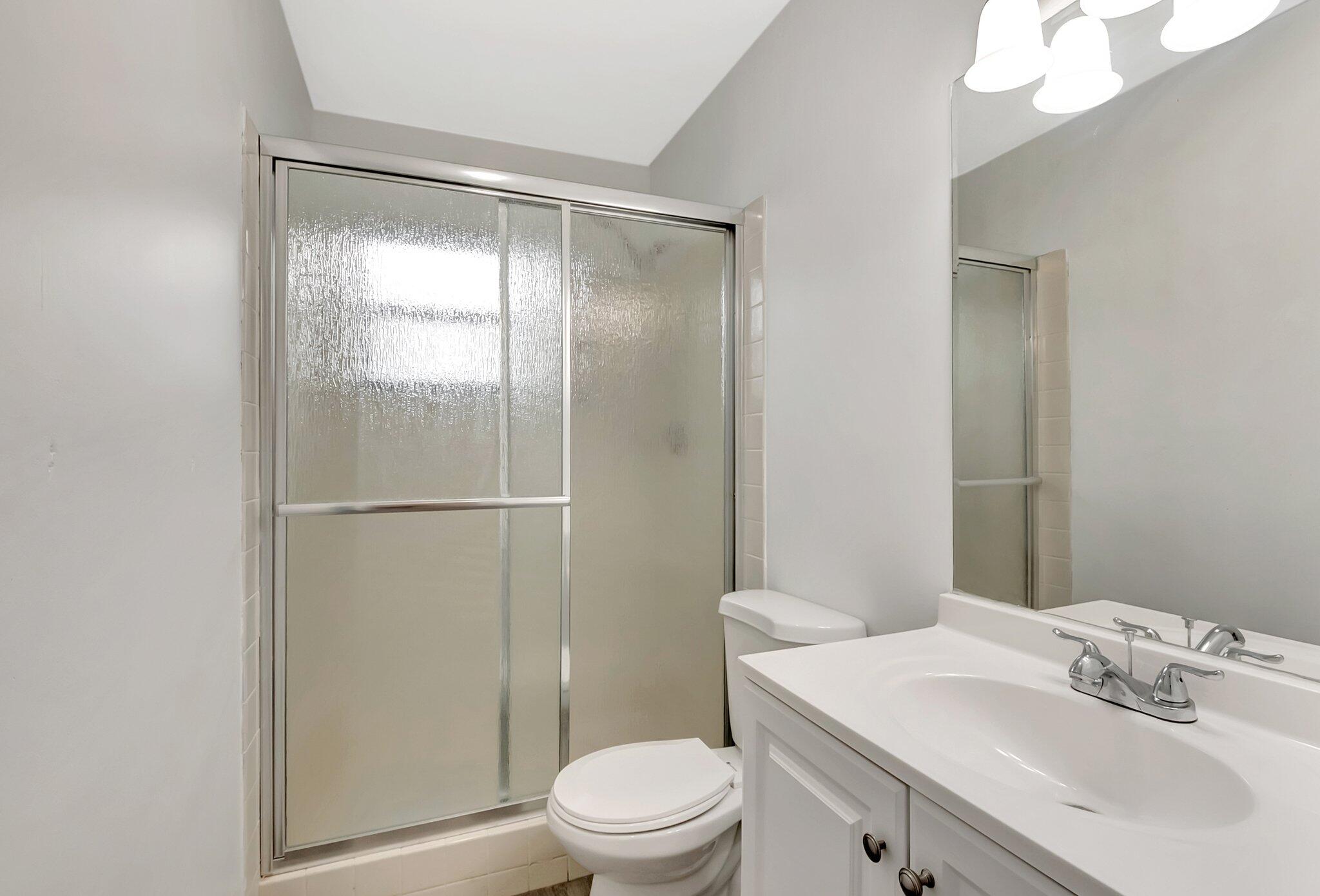 9765 Pecan Tree Drive, Unit B Boynton Beach, FL 33436 - Photo 28 of 35 2ND BATHROOM