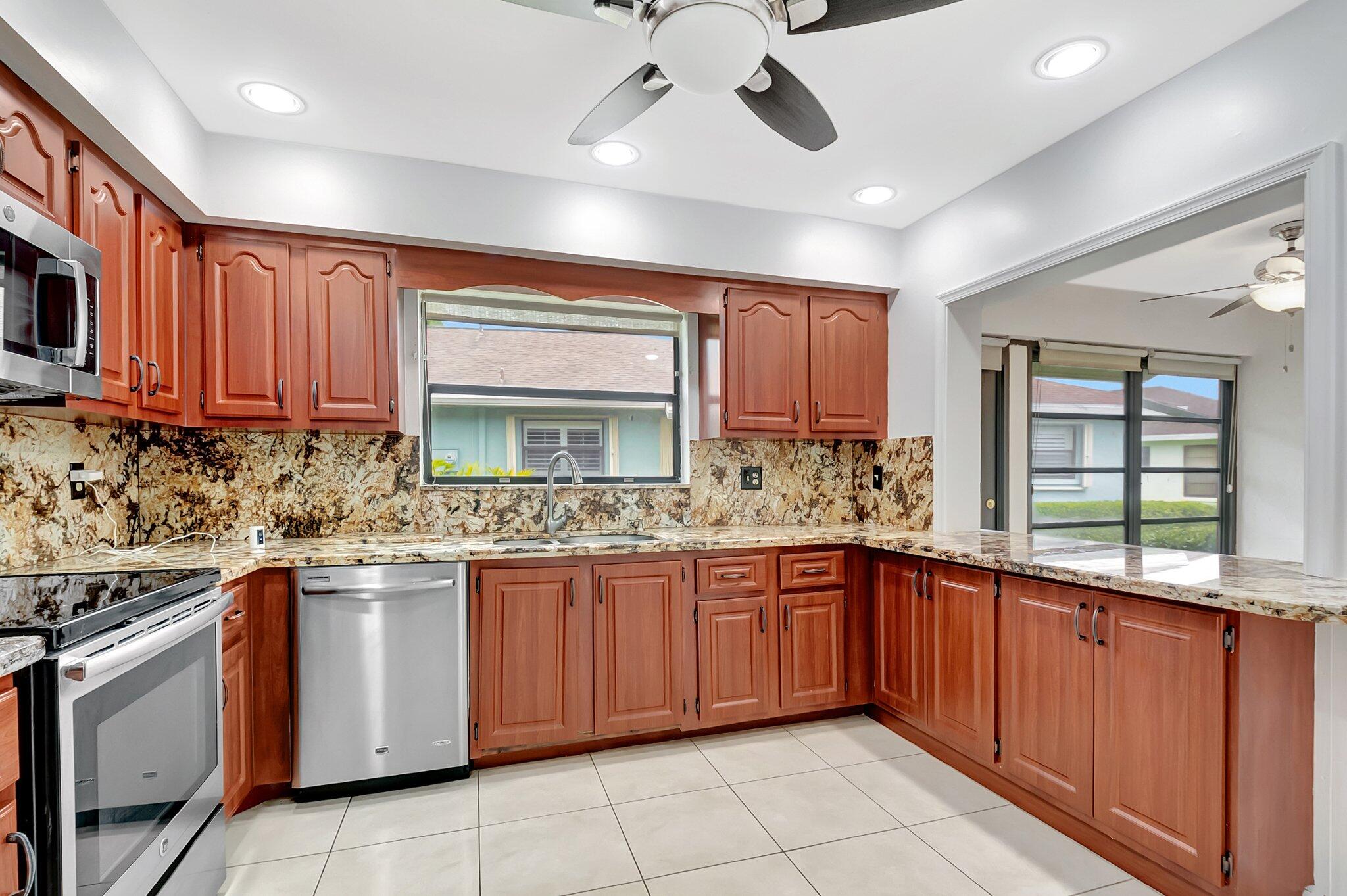 9765 Pecan Tree Drive, Unit B Boynton Beach, FL 33436 - Photo 5 of 35 Kitchen