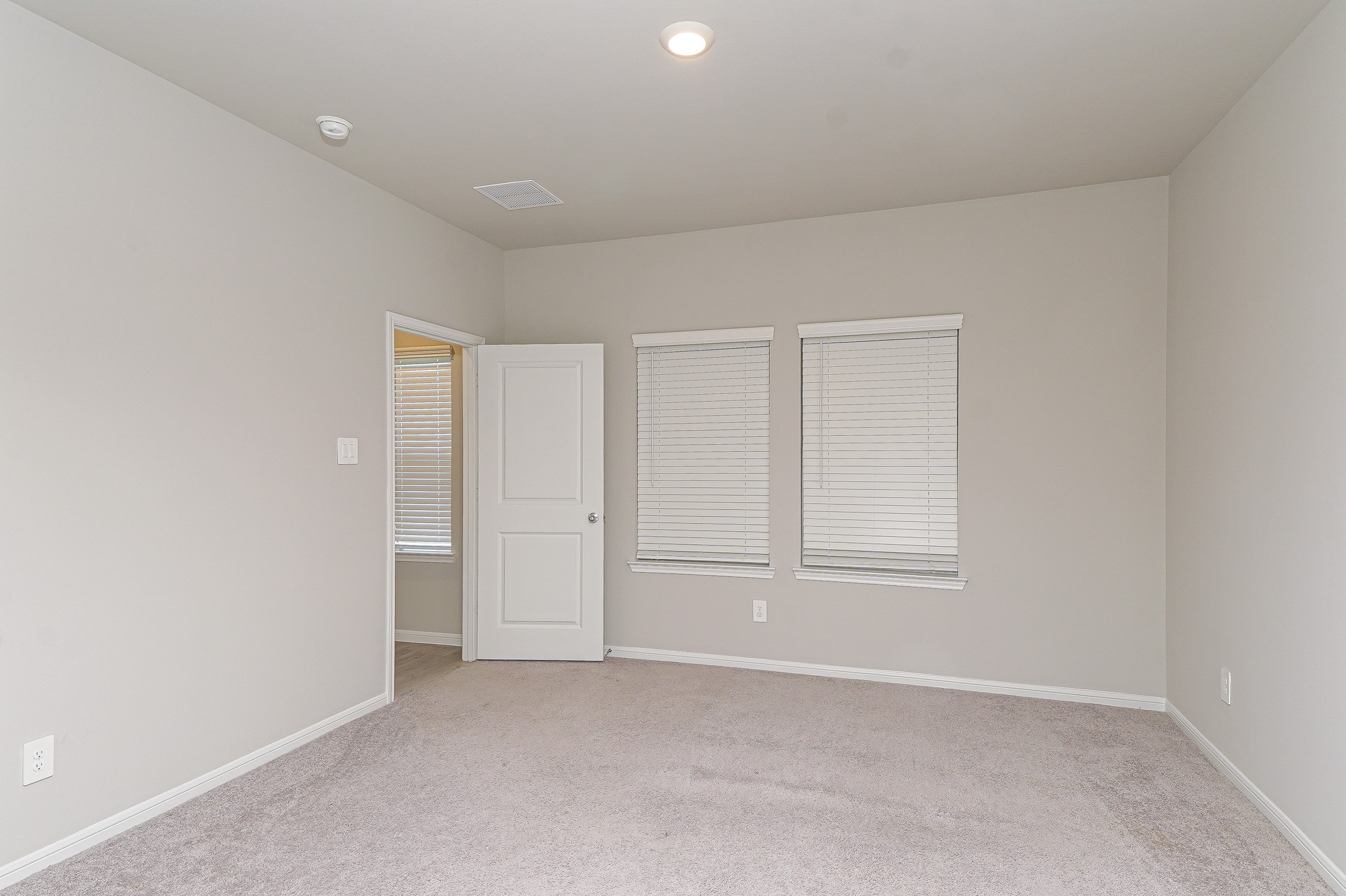 9254 Sea Gdn Street Houston, TX 77034 - Photo 19 of 33 a view of an empty room and closet area