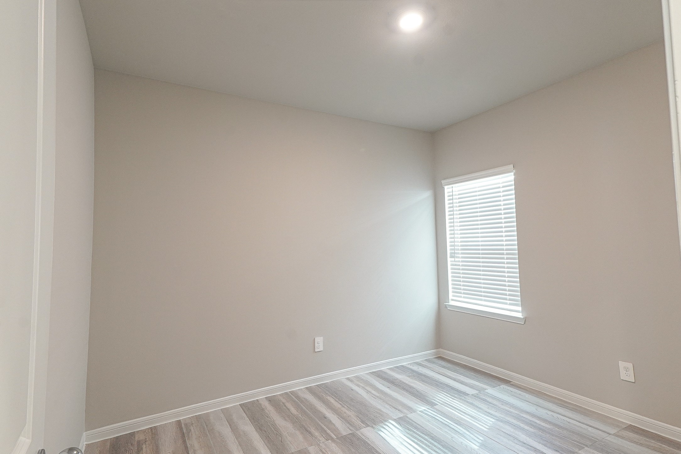 9254 Sea Gdn Street Houston, TX 77034 - Photo 21 of 33 an empty room with windows