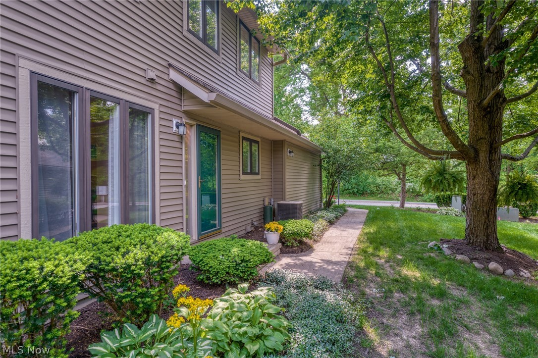 73 Lethbridge Lane Akron, OH 44321 - Photo 2 of 44 This North Pointe Condo is sure to please.
