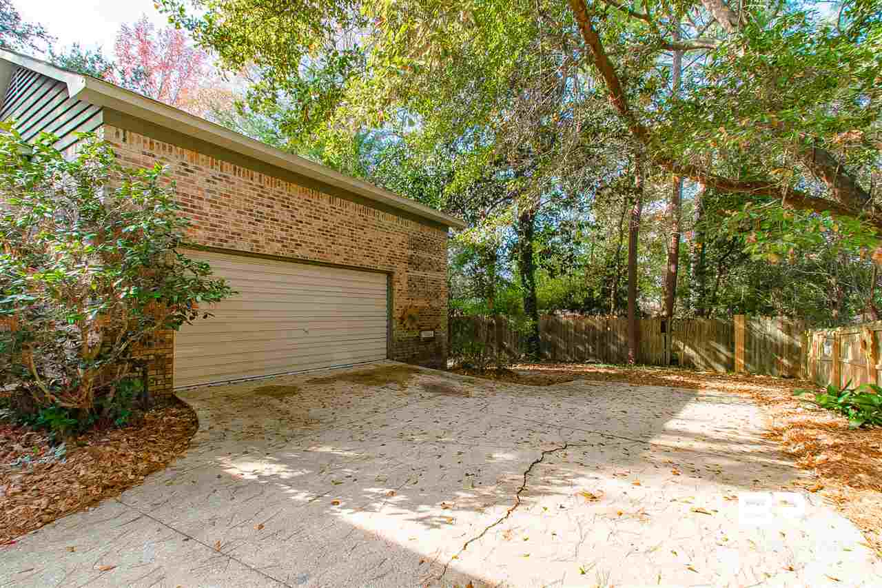512 Southern Way Daphne, AL 36527 - Photo 39 of 43 Garage Entry