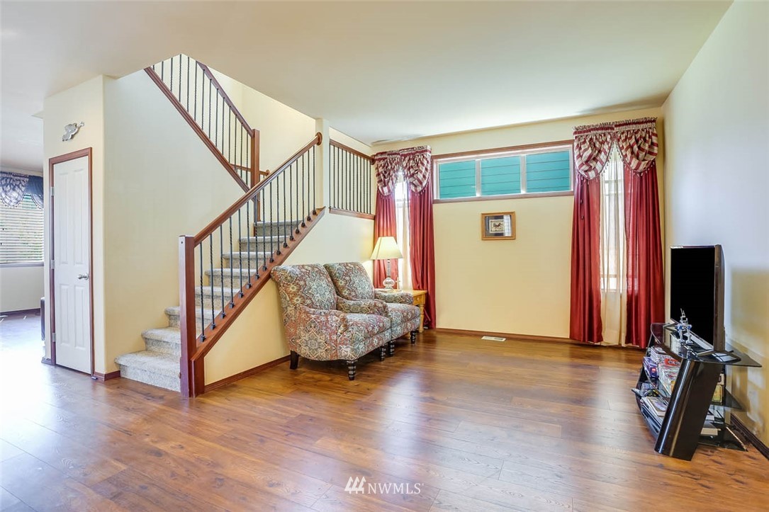 5203 Northeast 8th Court Renton, WA 98059 - Photo 4 of 28