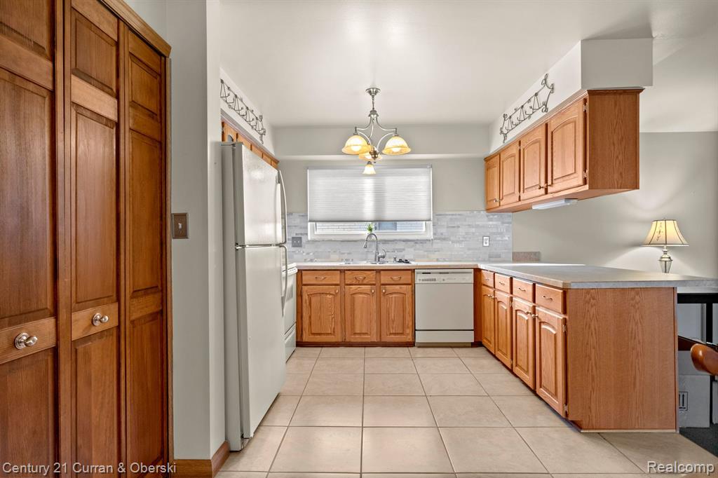 21648 Hall Road Woodhaven, MI 48183 - Photo 5 of 28