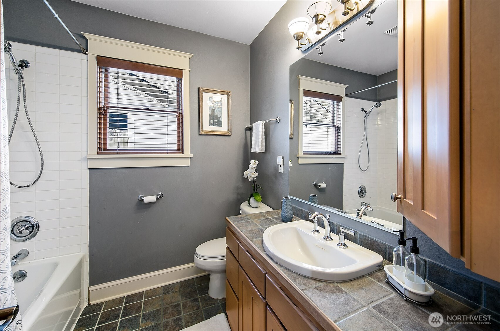 3532 Meridian Avenue North Seattle, WA 98103 - Photo 18 of 40