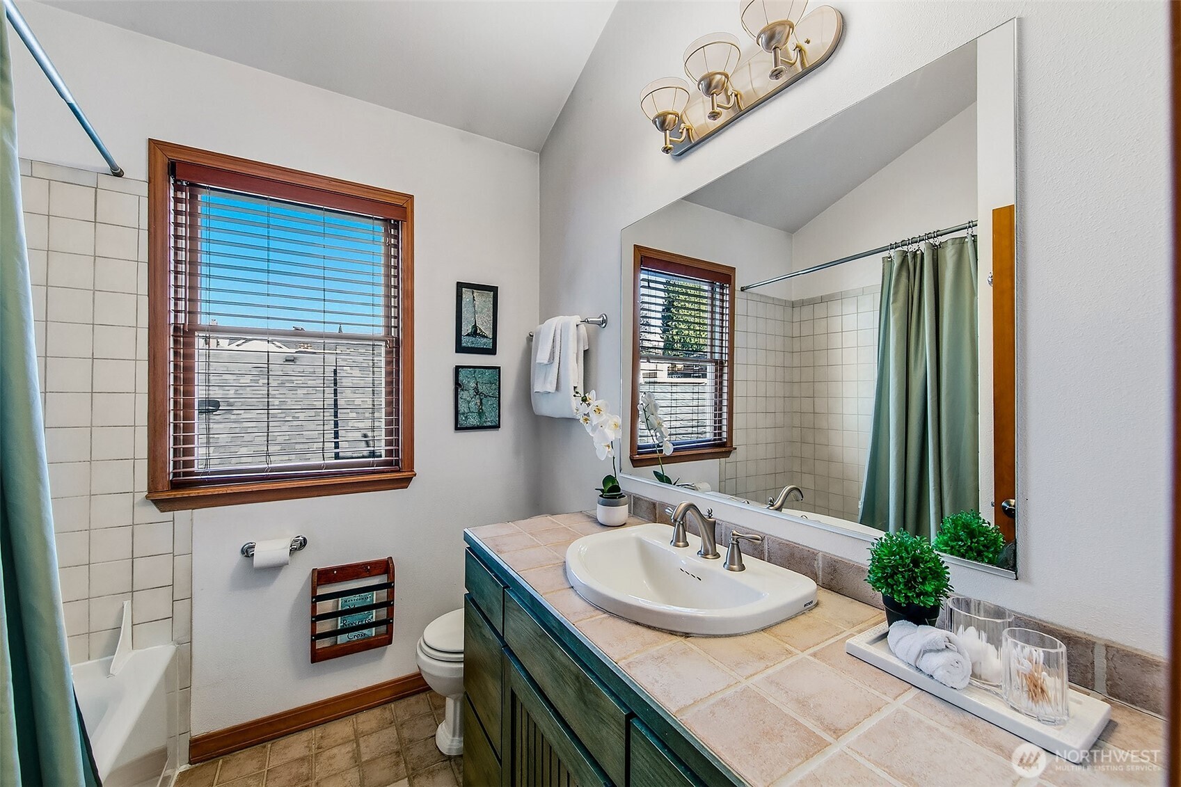 3532 Meridian Avenue North Seattle, WA 98103 - Photo 28 of 40