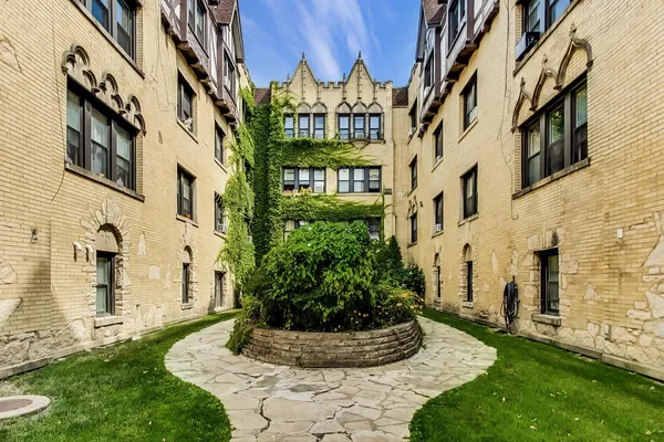 $2,200 | 5655 North Spaulding Avenue, Unit 3E, Chicago, IL 60659