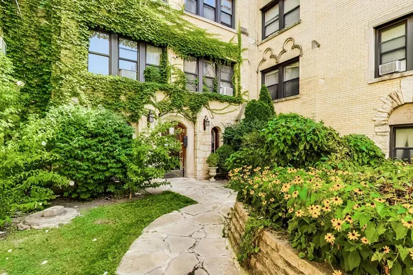 $2,200 | 5655 North Spaulding Avenue, Unit 3E, Chicago, IL 60659