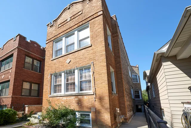 $2,900 | 3222 West Warner Avenue, Unit 1, Chicago, IL 60618