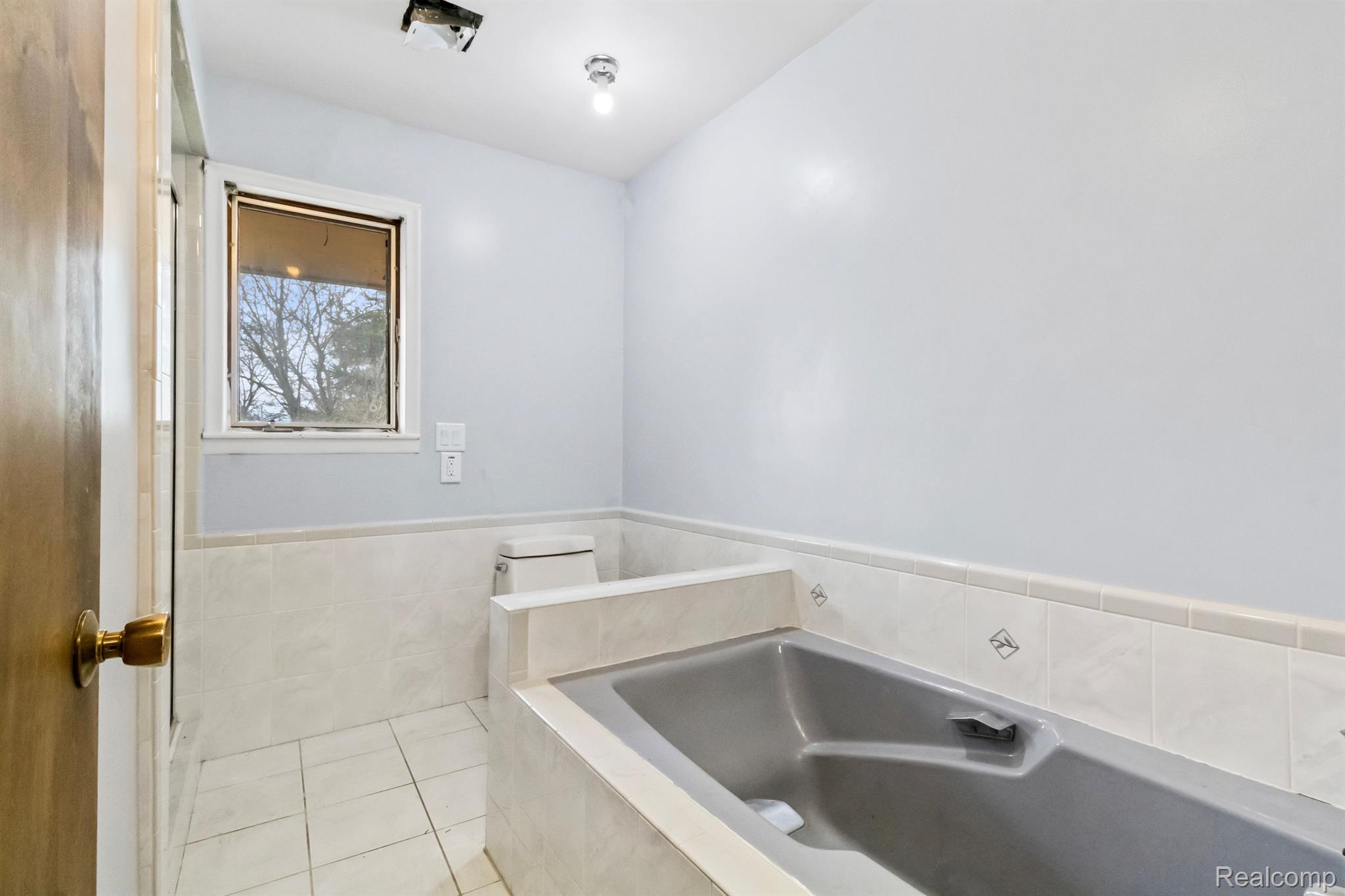 11400 Chicago Road Warren, MI 48093 - Photo 23 of 40 Primary bath