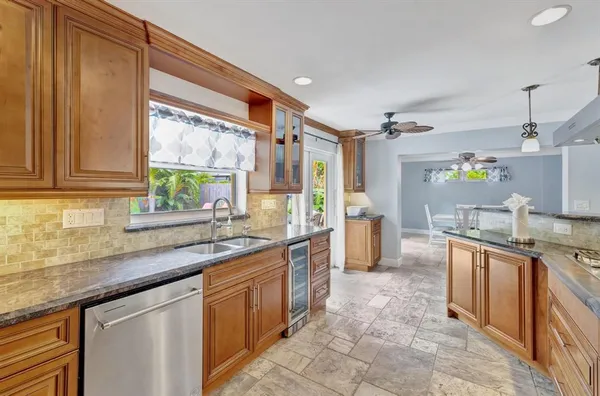 $5,000 | 925 Northeast 25th Avenue, Pompano Beach, FL 33062