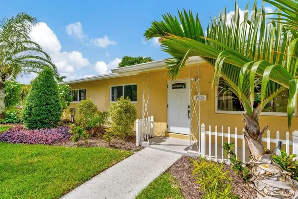 $5,000 | 925 Northeast 25th Avenue, Pompano Beach, FL 33062