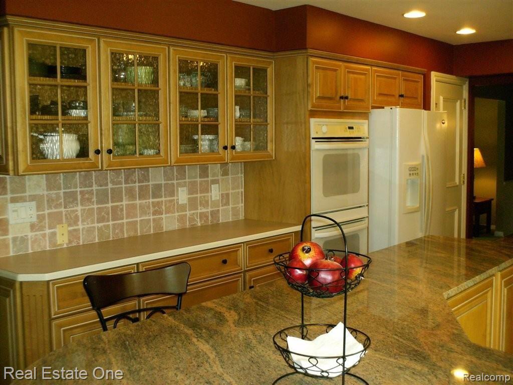 2291 Chippenham Chase Rochester, MI 48306 - Photo 15 of 30 Kitchen