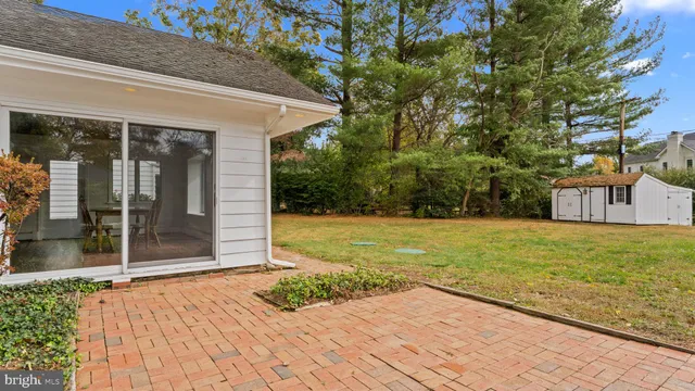 a view of outdoor space yard and porch