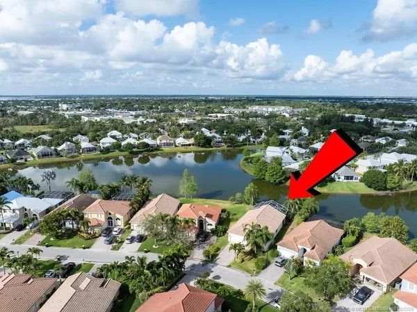 an aerial view of lake residential house with outdoor space and lake view