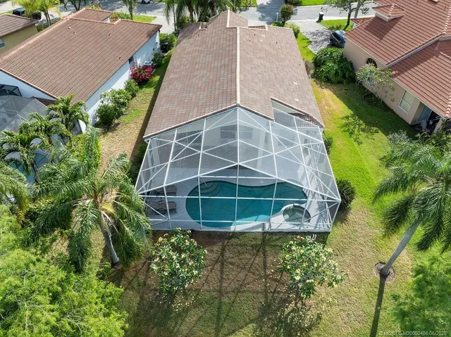 a view of a house with backyard and garden